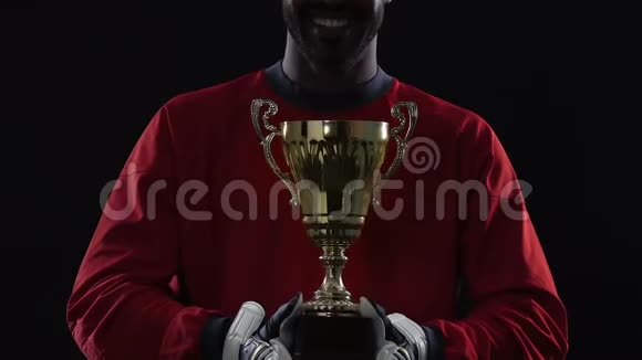 带着奖品微笑的足球冠军庆祝仪式完美的结果视频的预览图