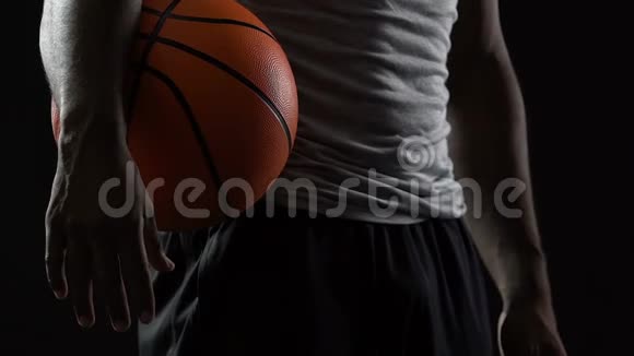 有经验的篮球运动员双手持球站立有上进心视频的预览图