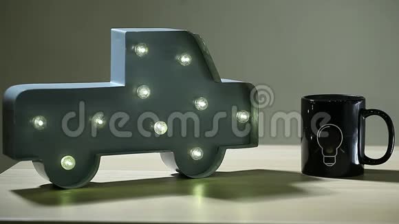 车灯LED灯茶杯符号无人木桌高清镜头视频的预览图