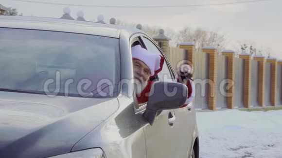 圣诞老人坐在他的新车里摇着钥匙视频的预览图