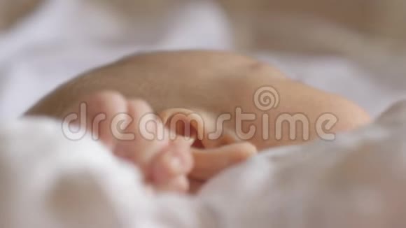 女婴睡觉和活动手臂视频的预览图