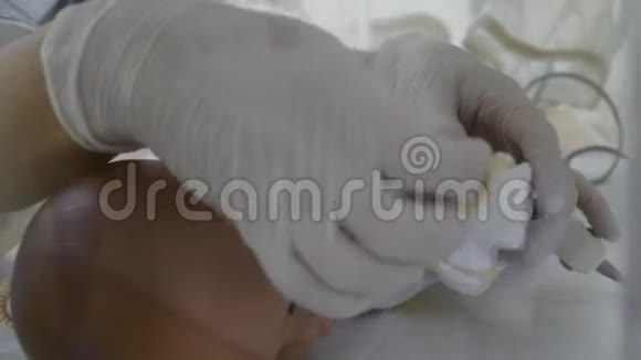 快乐的母性观念新生儿孵化器重症医院治疗CCUICU国际电联早产儿视频的预览图