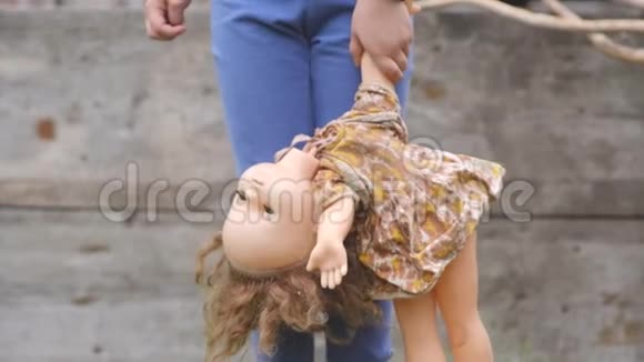 一个身份不明的小孩抱着一个破娃娃视频的预览图