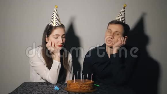 孤独的女人和男人独自在派对上庆祝生日视频的预览图