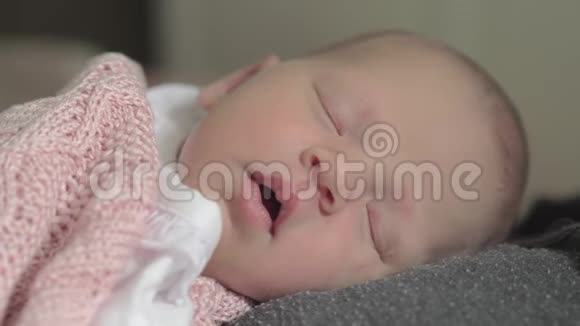 可爱的新生婴儿睡在母亲胸前视频的预览图