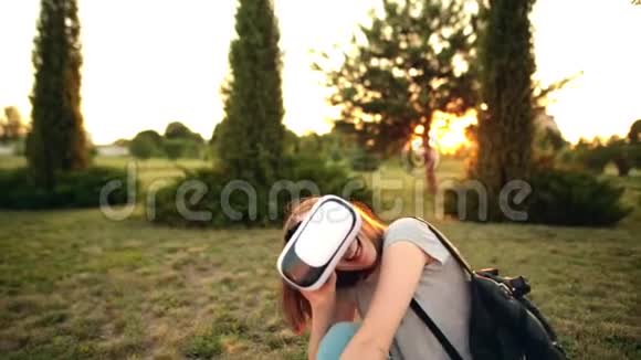 快乐的女孩一边笑一边经历了虚拟现实的技术视频的预览图