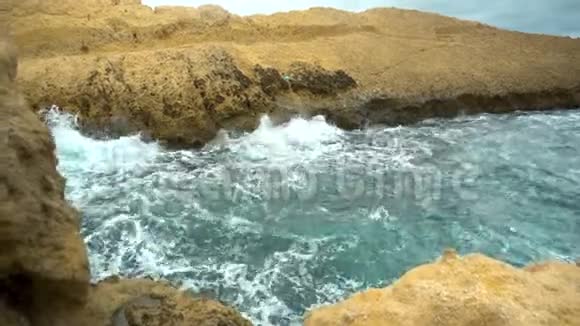 海浪拍打着岩石地中海上的风暴大海是绿松石视频的预览图
