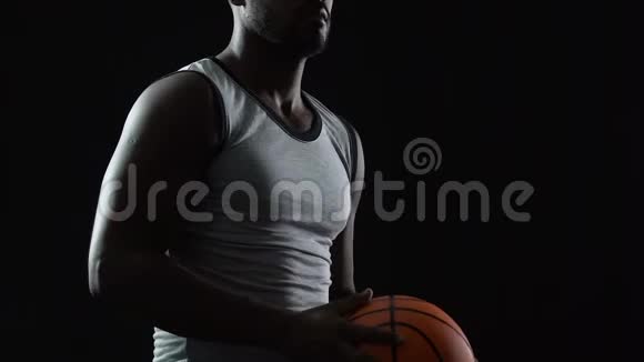 拉丁篮球员检查和接球黑色自我发展视频的预览图