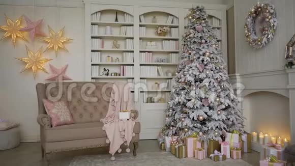 圣诞节的盛宴用圣诞树和除夕装饰房子视频的预览图