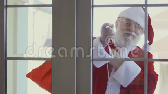 圣诞老人拿着一袋礼物敲窗视频的预览图