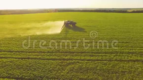 拖拉机在春季用喷雾器喷洒农药四翼飞机射击视频的预览图