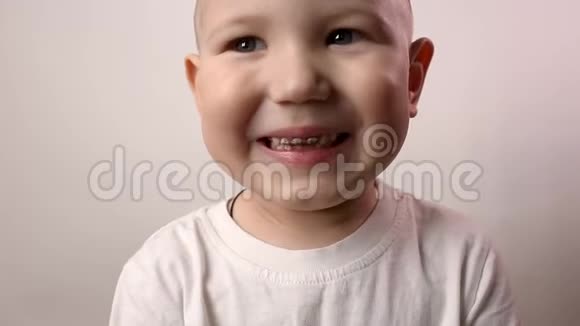 把男孩的牙齿贴紧保健牙齿卫生牙齿问题龋齿视频的预览图