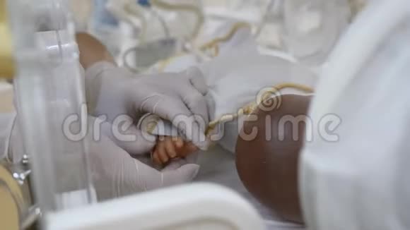新生儿在产科诊所的概念在培养过程中将手指传感器对准婴儿手掌视频的预览图
