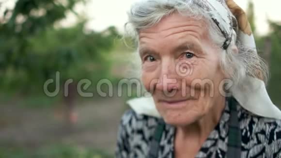 花园里一位富有表现力的老妇人的肖像这位农民在工作中是一名养老金领取者农业生活视频的预览图