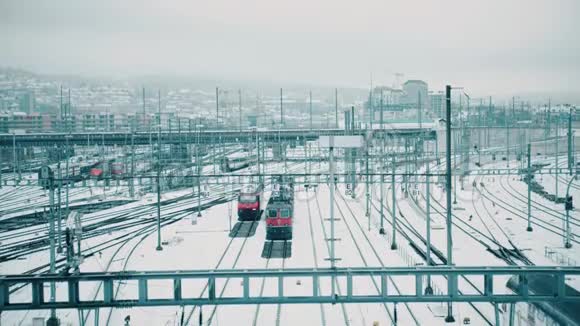 瑞士苏黎世雪中火车和许多铁轨视频的预览图