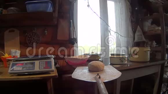 农夫在俄罗斯的烤箱里磨面粉和面包视频的预览图