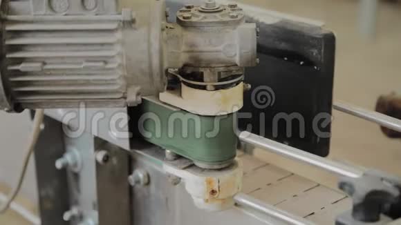 工厂机器上的工作电机视频的预览图