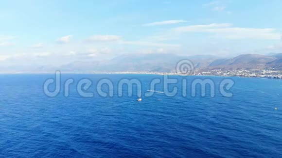 希腊克里特岛蓝色海洋游艇和水上自行车高空全景视频的预览图