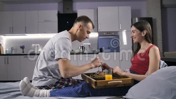 男人在床上给女朋友吃早餐视频的预览图