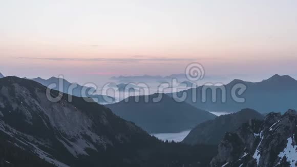 日出在Rotwand山顶在德国巴伐利亚阿尔卑斯山4K时间过去视频的预览图