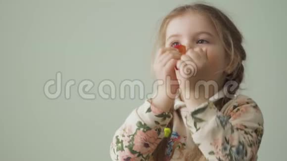 小女孩玩果冻糖果视频的预览图
