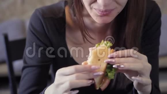 年轻女孩吃Sedvich特写镜头速食与肥胖社会的概念自由职业者食品视频的预览图