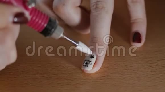 用专用装置去除指甲油旧清漆的刨花几乎变成了灰尘女孩修指甲视频的预览图