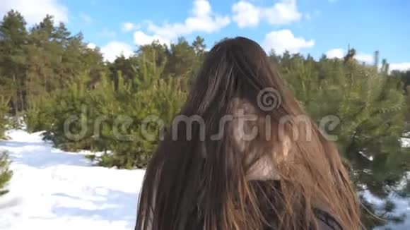 背着背包走过冬林的少女面目全非的女人正在雪地上行走冬季视频的预览图