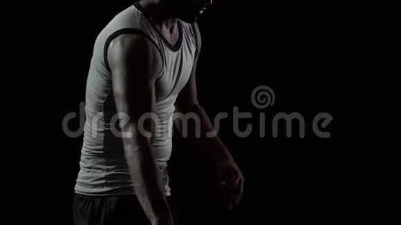 活跃的男性弹跳球在室内锻炼积极的生活方式慢动作视频的预览图
