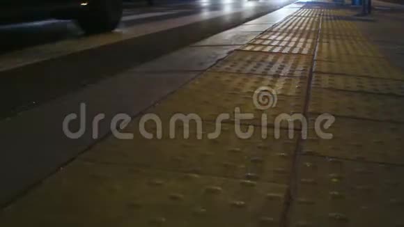 晚上城市交通堵塞触觉瓷砖视频的预览图