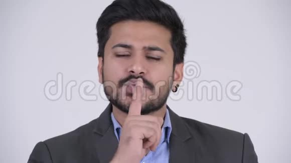 年轻英俊的留胡子的印度商人手指着嘴唇视频的预览图