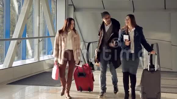 两个女孩和一个男人在登机前在机场相遇视频的预览图