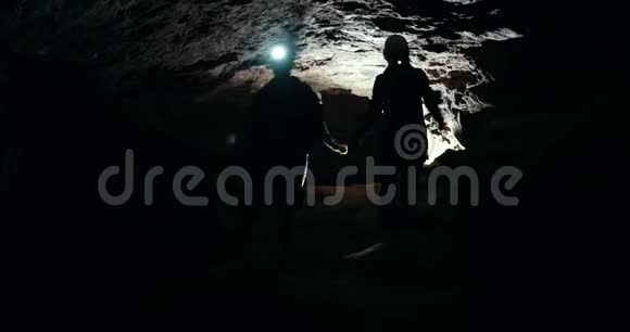 一群专家探索洞穴的墙壁视频的预览图