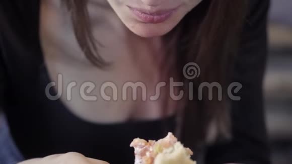 年轻女孩吃Sedvich特写镜头速食与肥胖社会的概念自由职业者食品视频的预览图