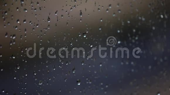 雨落在窗户上视频的预览图