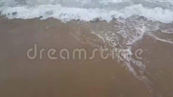 海浪在沙滩上来回移动视频的预览图