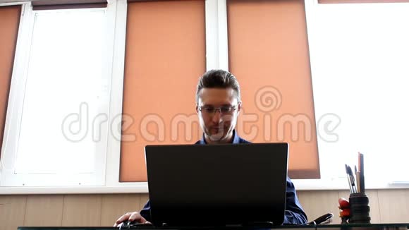 经理对着电脑微笑商人在笑视频的预览图