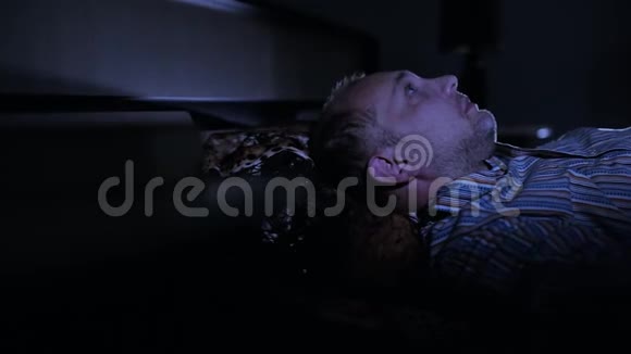 一个男人正在遭受失眠视频的预览图