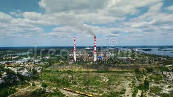 工业工厂外部烟囱冒烟空中景观视频的预览图