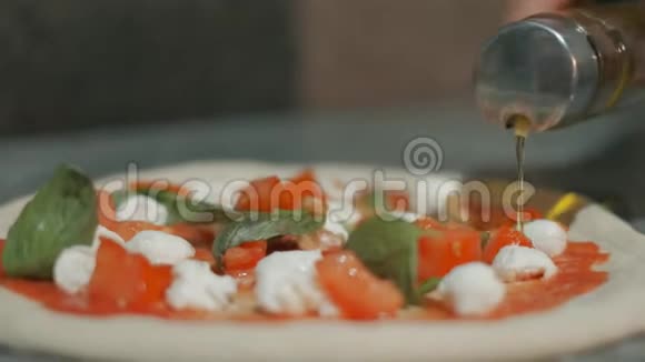 厨师在餐馆里用手把比萨饼倒在橄榄油或葵花籽油上4K特写镜头视频的预览图