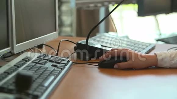 急救中心女调度员在电脑键盘上打字视频的预览图