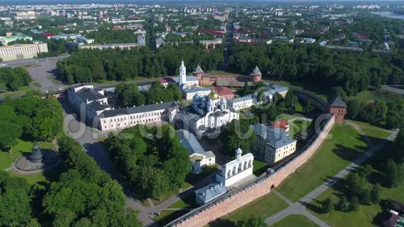 飞越圣索菲亚大教堂俄罗斯新哥罗德的克里姆林宫视频的预览图