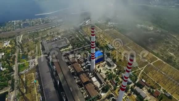 工业厂区设有烟囱航空无人机视界工业区视频的预览图