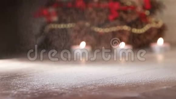 雪落在一张有燃烧蜡烛的木桌上圣诞及新年作文视频的预览图
