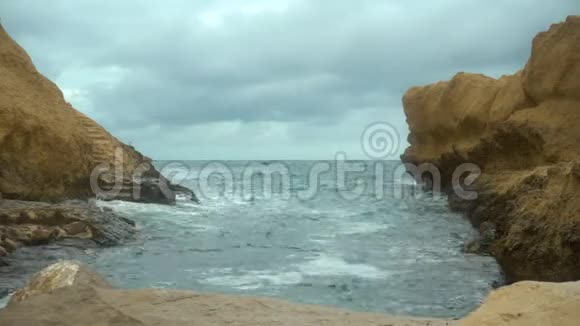 海浪拍打着岩石地中海上的风暴大海是绿松石视频的预览图