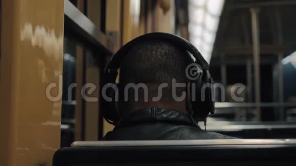 地铁通勤者在旅途中享受音乐视频的预览图