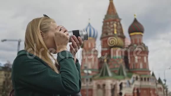 俄罗斯莫斯科红场的金发旅游记者摄影师视频的预览图