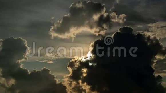 大自然日出背景下云在天空中移动的时间流逝视频视频的预览图