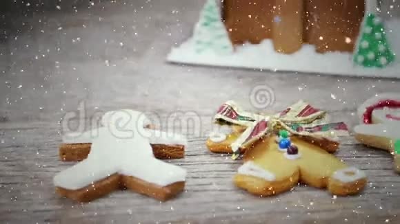 带着圣诞姜男在桌子上撒雪的视频组合视频的预览图
