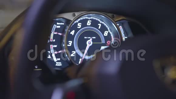 带有彩色灯光的汽车仪表盘上的设备的刻度库存跑车中的设备电源汽车仪表板视频的预览图
